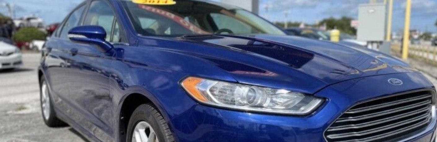 Close up view of the front angle of the 2014 Ford Fusion SE